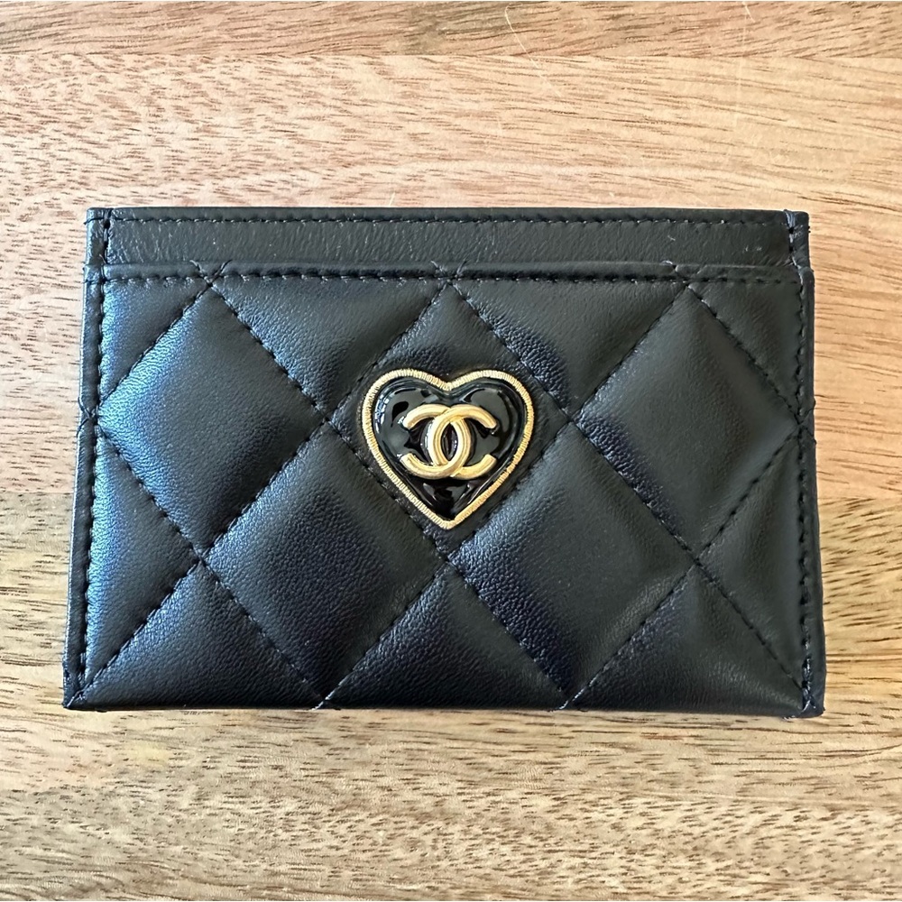 🆕 Authentic Chanel Black Quilted Lambskin Card Holder w/Gold Enamel CC Heart - Picture 3 of 14